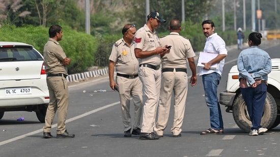 दिल्लीतील पीरागढी फ्लायओव्हरवर पार्क केलेल्या कारमध्ये तीन मृतदेह आढळले, चौकशी सुरू भारत बातम्या